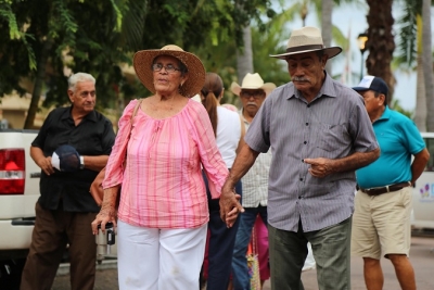 Entrega Ana Esperanza Berumen de Cuevas Paseos en la Bahía a nuestros Jóvenes de la Tercera Edad