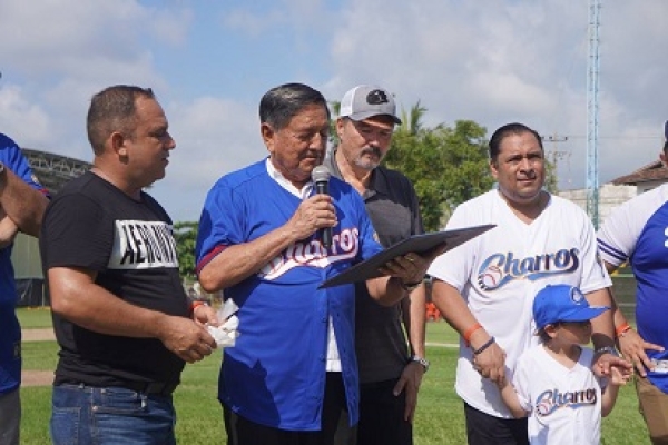 Celebra Profe Michel encuentro deportivo Charros Vs Tomateros