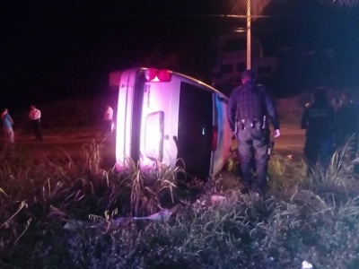 Gran susto se llevó una mujer al volcarse Av. Los Poetas