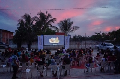 Cientos de familias disfrutan de “Cine en tu colonia”