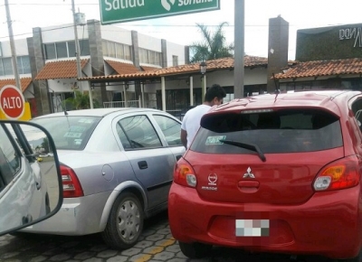 Piden no hacer caso a falsa información; mentira, que un carro rojo perseguía mujeres