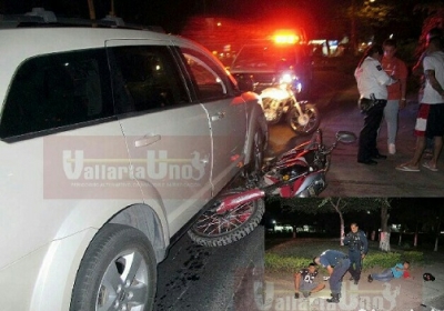 Arrollan a dos jóvenes que viajaban en una moto anoche; tras pasarse una luz roja