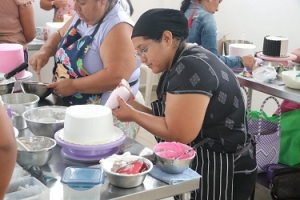 IDEFT y Gobierno del Bien celebran clausura de talleres de repostería y uñas