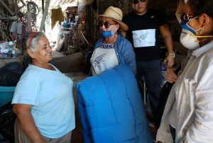 Lady Guantes acude a donar colchonetas a damnificados de Willa en Tuxpan