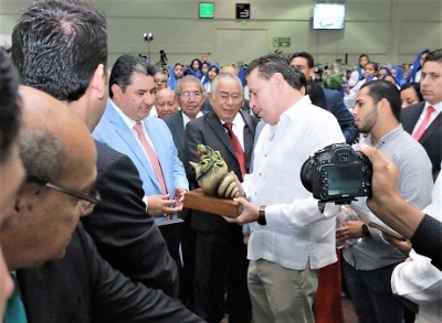 Atiende Jaime Cuevas invitación a gira internacional de la Luz del Mundo