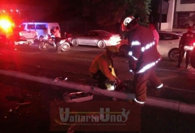 Espectacular accidente en la avenida de ingreso; dos mujeres resultaron lesionadas al chocar con poste y después volcarse