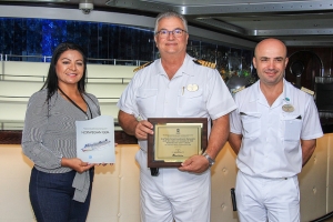 Autoridades dan bienvenida al crucero Norwegian Gem