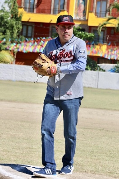 Lanza Jaime Cuevas Primera Bola de la Liga Invernal Estatal de Béisbol