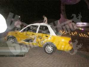 Aparatoso choque en la madrugada, un Tsuru gris impactó a un taxi del sitio 38 frente a la ballena en Marina Vallarta; hubo cuatro lesionados