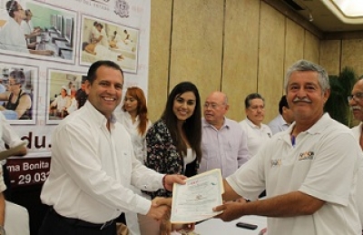 Reconoce Andrés disposición de taxistas por mejorar servicio