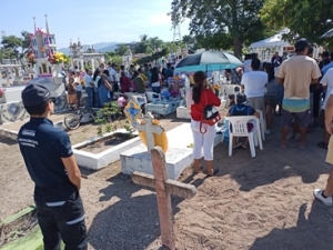 Más de 40 mil vallartenses visitaron los panteones el Día de Muertos