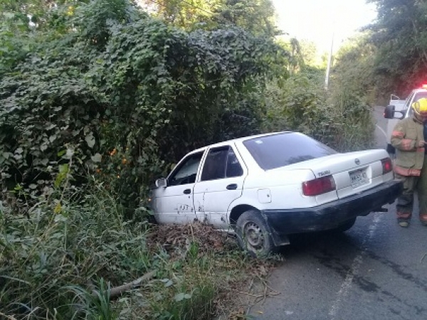 Iba borracho y se estrelló contra el paredón de la carretera a Mismaloya