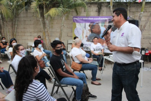 Sigue tocando puertas Roberto González, ahora en Loma Bonita