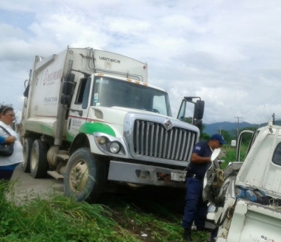 Iba como alma que lleva el diablo y chocó contra otro vehículo; camión de la basura vs hormiga