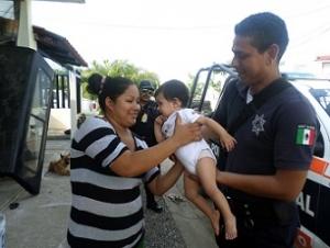 Reconoce madre de familia labor de policías que salvaron a una bebé de nueve meses