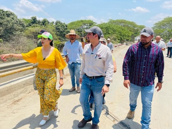 Supervisa Mirtha Villalvazo obra de la carretera de La Cruz de Huanacaxtle