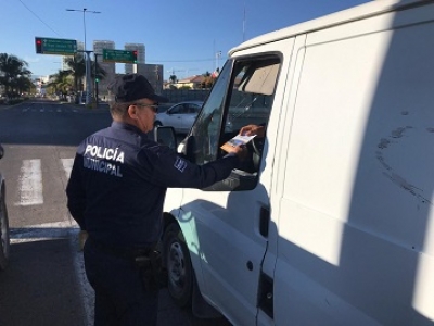 Entregan información sobre puntos de interés a visitantes y pobladores del puerto