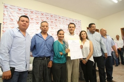 Entrega Movimiento Ciudadano constancias a munícipes