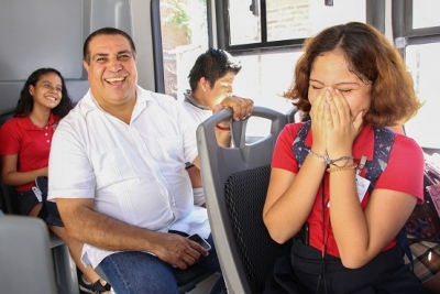 Constata Arturo Dávalos apoyo a estudiantes de la zona rural