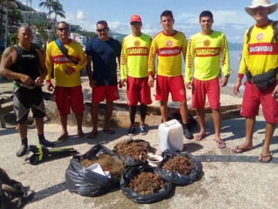 Guardavidas realizaron limpieza en el fondo del muelle Los Muertos