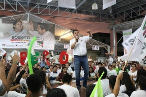 Tiene Roberto González multitudinario cierre de campaña
