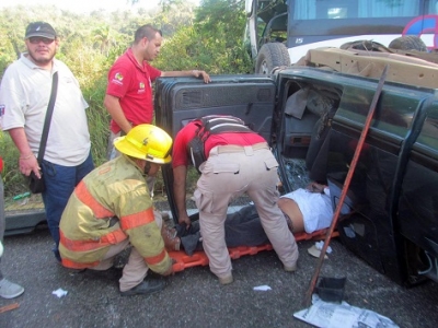 Muere sexagenario al chocar su camioneta contra autobús de pasajeros