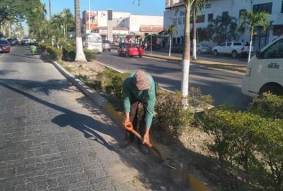 A toda marcha, bacheo, arreglo y limpieza de vialidades