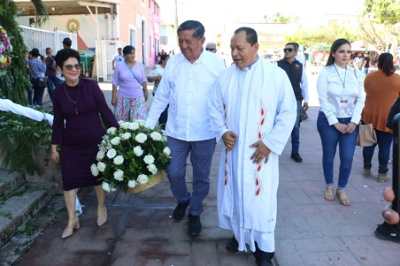 Profe Michel y su esposa Chuyita asisten a celebración religiosa en Valle de Banderas