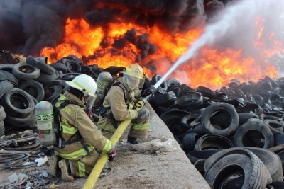 Fue controlado por Bomberos el fuerte incendio de llantas usadas