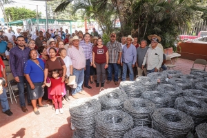Fortalece Héctor Santana al sector ejidal con la entrega de rollos de alambre