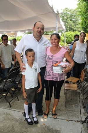 Se compromete Ramón Guerrero a colocar aires acondicionados en la escuela Iberoamérica