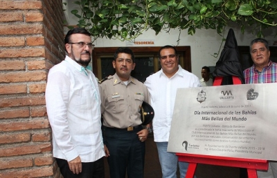 Vallarta valora sus riquezas; devela alcalde placa de las Bahías más Bellas del Mundo