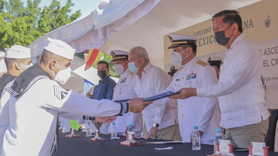 Participa Luis Michel en la entrega de ascensos al personal naval