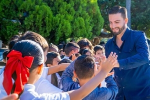 Luis Munguía entrega tablets y anuncia obras en escuela Cuauhtémoc de la colonia San Esteban