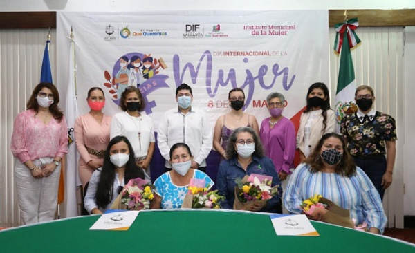 Reconocen a mujeres vallartenses por su papel ante la pandemia