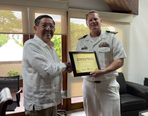 Recibe el profe Michel al Oficial del USS Bunker Hill CG52