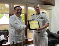 Recibe el profe Michel al Oficial del USS Bunker Hill CG52