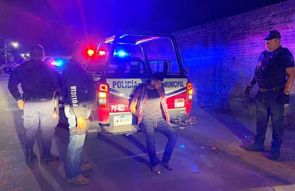 Brincó como chapulín en Aralias tras huir de la policía; traía una pistola C 40