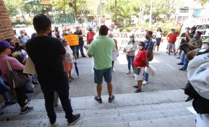 Seguirán sólo actividades económicas esenciales; comerciantes del Pitillal protestan