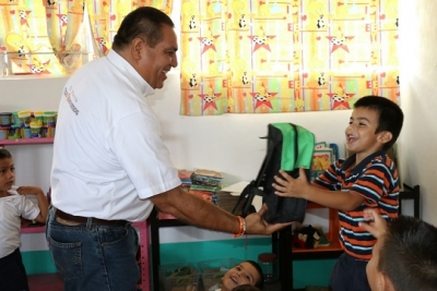 Reciben en Las Palmas el apoyo de mochilas, uniformes y zapatos