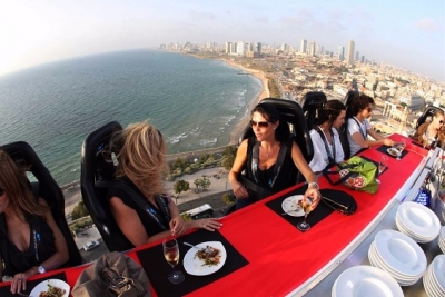 Dinner in the Sky llega a Puerto Vallarta; consiste en cenar en una plataforma suspendida