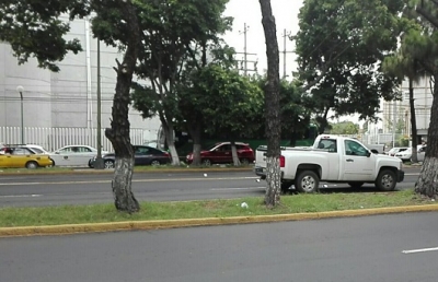 Ejecutan al conductor de una pick up blanca frente a Expo Guadalajara, en avenida Mariano Otero y Las Rosas