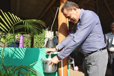 Lleva Jaime Cuevas agua potable de calidad a familias de Las Lomas