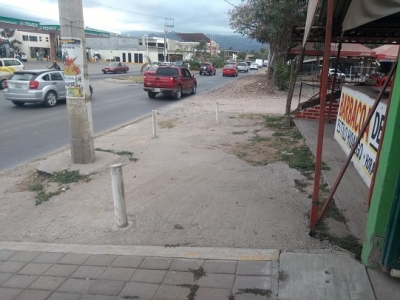 Armando Ibarría se burla del alcalde; ahora colocan tubos de concreto sobre la banqueta en “Las Potrancas”