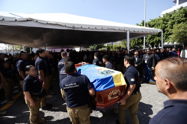 En homenaje luctuoso, despiden y reconocen entrega de policía investigador