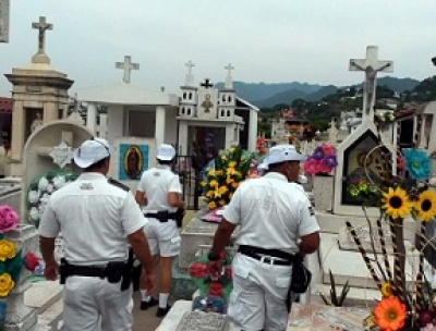 Sin incidencias mayores concluyó el operativo en panteones Catrina 2014