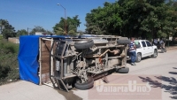 Abandonan camioneta luego de volcarse en Ixtapa