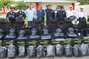 Entrega alcalde uniformes y equipo a Seguridad Ciudadana