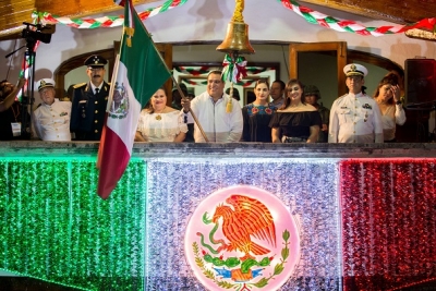 Miles de vallartenses corean con Arturo Dávalos el Grito de Independencia