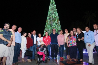 Enciende alcalde la iluminación navideña del malecón